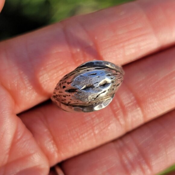 Vintage solid 925 sterling silver handmade brutalist abstract walnut? dome ring - Picture 3 of 16